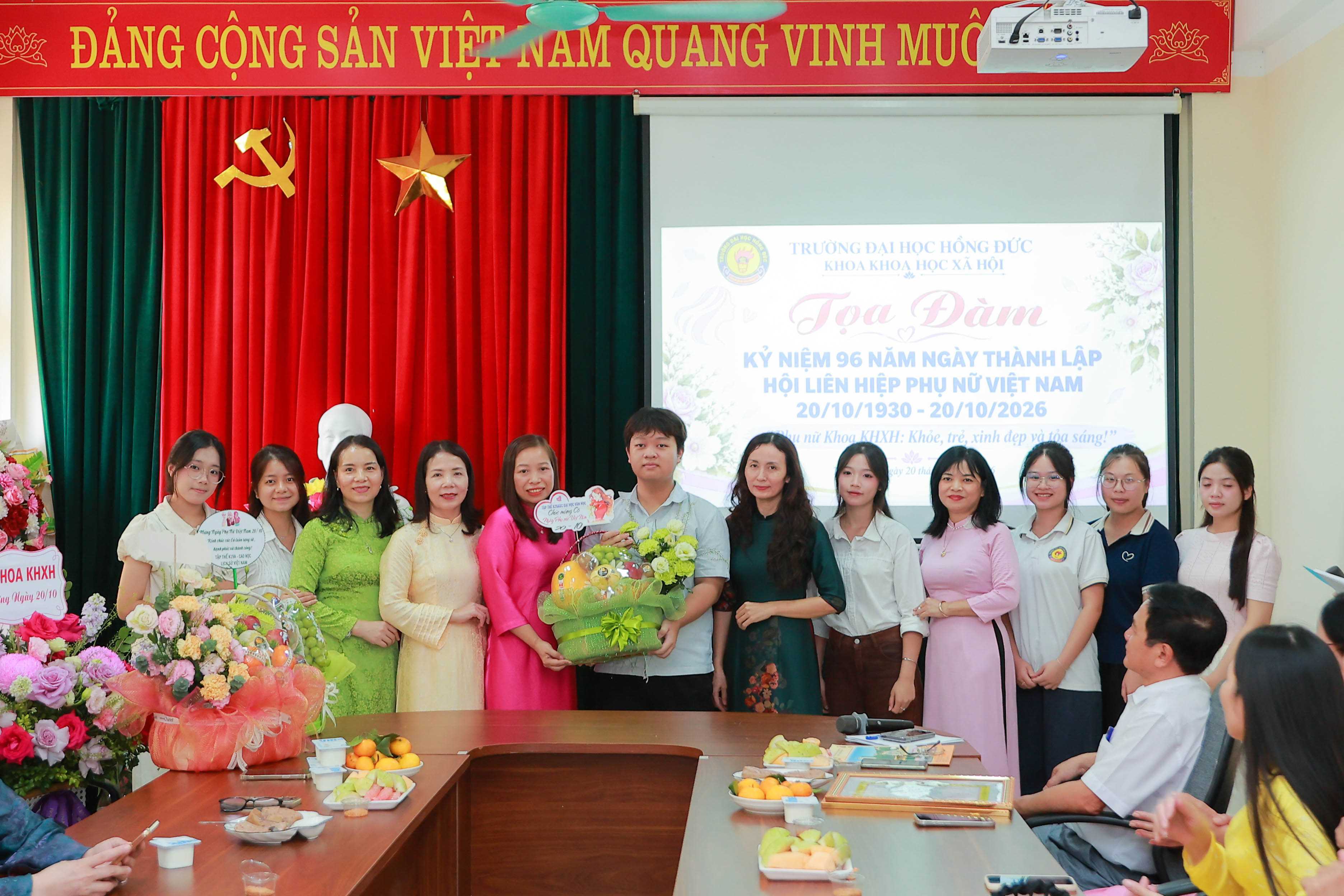 Khoa Khoa học xã hội: Tôn vinh phụ nữ, lan tỏa niềm tự hào áo dài Việt Nam